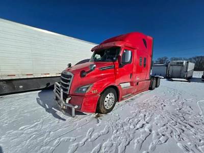 Freightliner Cascadia 126 Salvage Truck