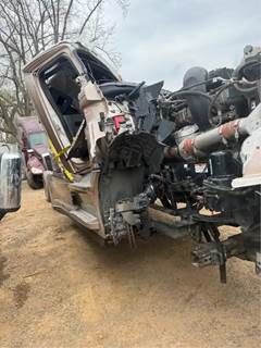 Freightliner Cascadia 126 Salvage Truck