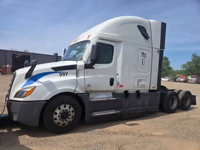 Freightliner Cascadia 126 Salvage Truck