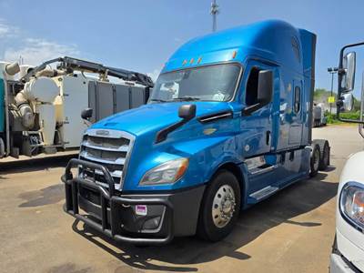 Freightliner Cascadia 126 Salvage Truck