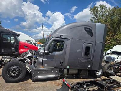 Freightliner Cascadia 126 Salvage Truck