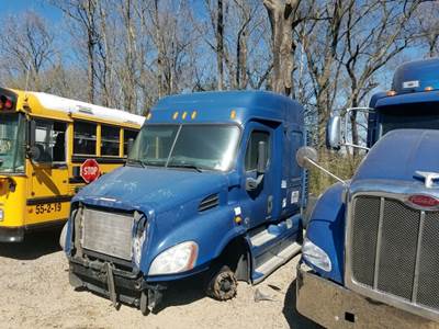 Freightliner Cascadia 132 Salvage Truck