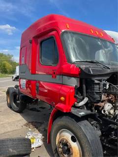 Freightliner Cascadia 132 Salvage Truck