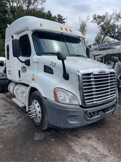 Freightliner Cascadia 132 Salvage Truck