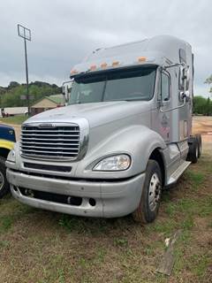 Freightliner Columbia 120 Salvage Truck