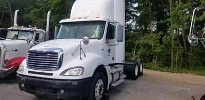 Freightliner Columbia 120 Salvage Truck
