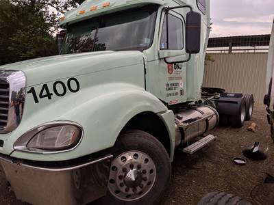 Freightliner Columbia 120 Salvage Truck