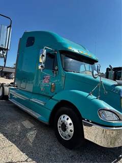 Freightliner Columbia 120 Salvage Truck