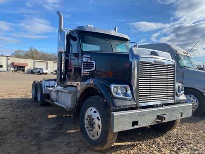 Freightliner Coronado 122 Salvage Truck
