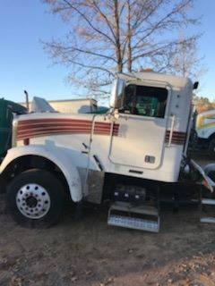 Freightliner FLD120 Classic Salvage Truck