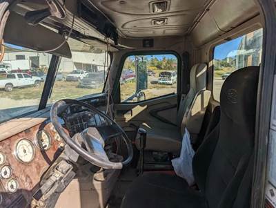 International 5900i Salvage Truck