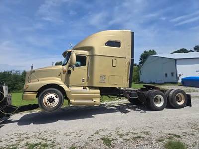 International 9200i Salvage Truck