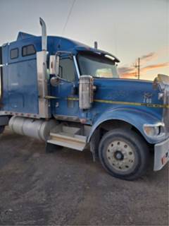 International 9900i Salvage Truck