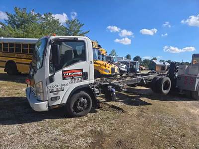 Isuzu NPR Salvage Truck