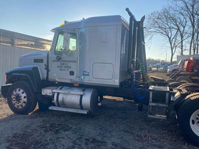 Mack CHN613 Salvage Truck