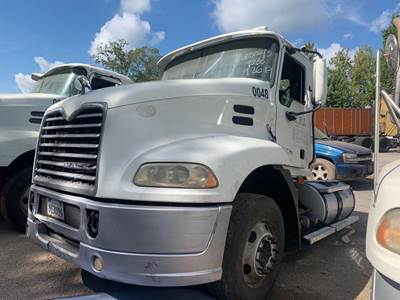 Mack Pinnacle CXU613 Salvage Truck