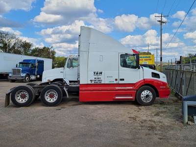 Volvo VN Salvage Truck