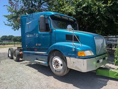 Volvo VN Salvage Truck