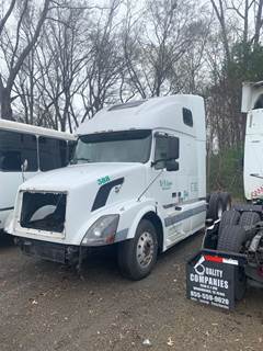 Volvo VNL Salvage Truck