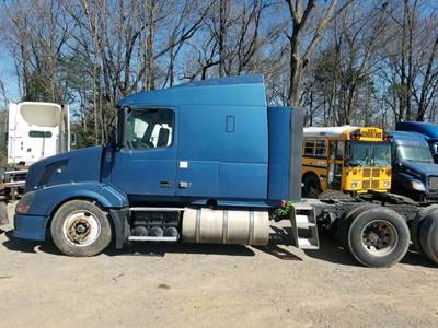 Volvo VNL Salvage Truck