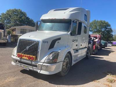 Volvo VNL Salvage Truck