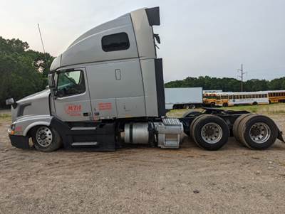 Volvo VNL Salvage Truck