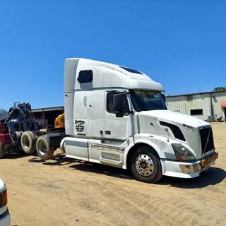Volvo VNL Salvage Truck