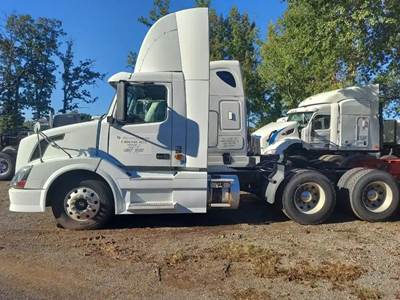 Volvo VNL Salvage Truck
