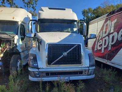 Volvo VNL Salvage Truck