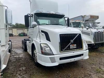 Volvo VNL Salvage Truck