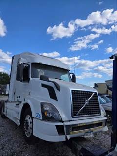 Volvo VNL Salvage Truck