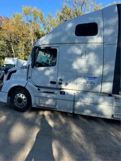 Volvo VNL Salvage Truck