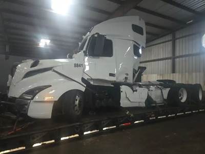 Volvo VNL Salvage Truck