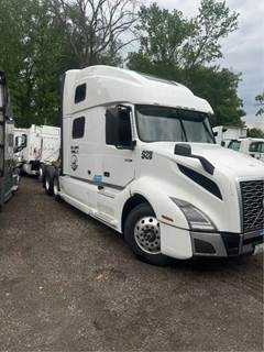 Volvo VNL Salvage Truck