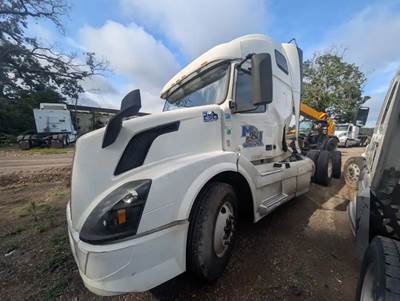 Volvo VNL Salvage Truck