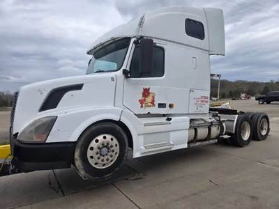 Volvo VNL Salvage Truck