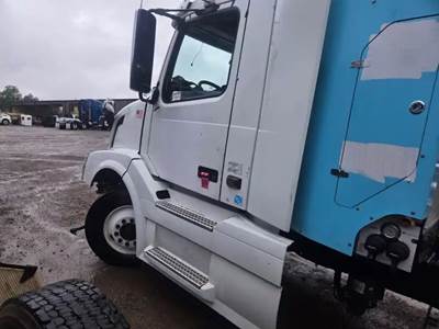 Volvo VNL Salvage Truck
