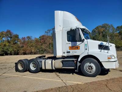 Volvo VNM Salvage Truck