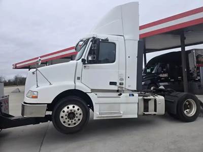 Volvo VNM Salvage Truck