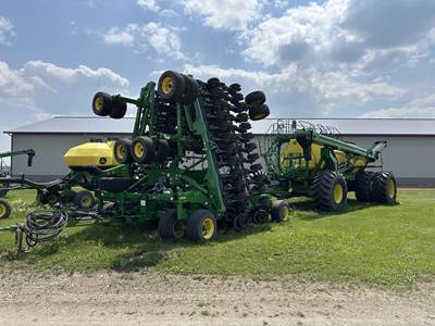 John Deere N560 Seeder