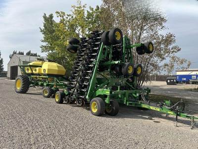 John Deere N560 Seeder