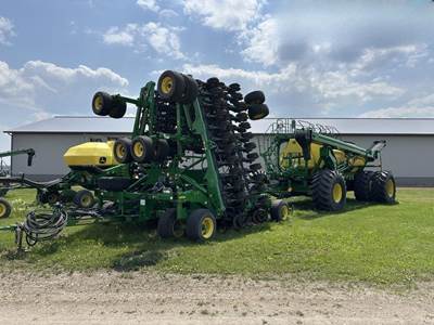 John Deere N560 Seeder