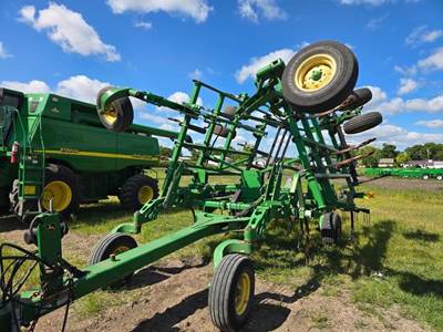 John Deere 2410 Chisel Plow