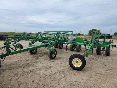 John Deere 2410 Chisel Plow
