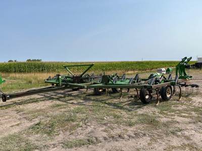 John Deere 610 Chisel Plow