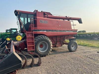 Case IH 1680 Combine