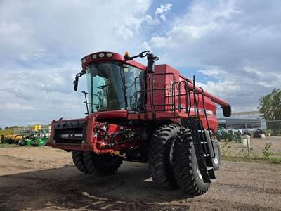 Case IH 7010 Combine