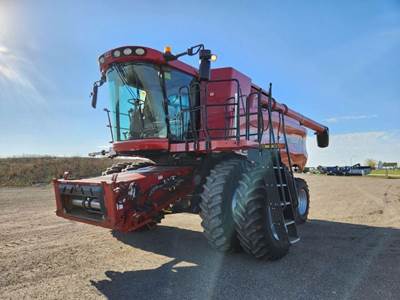 Case IH 7010 Combine