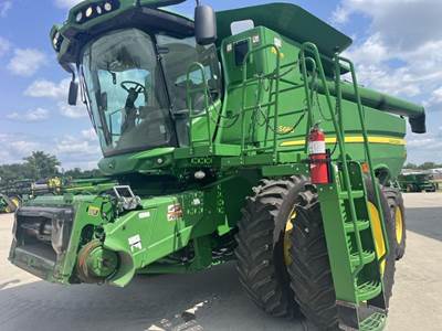John Deere S660 Combine