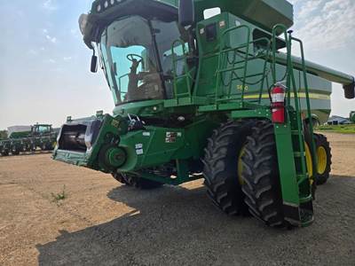 John Deere S660 Combine